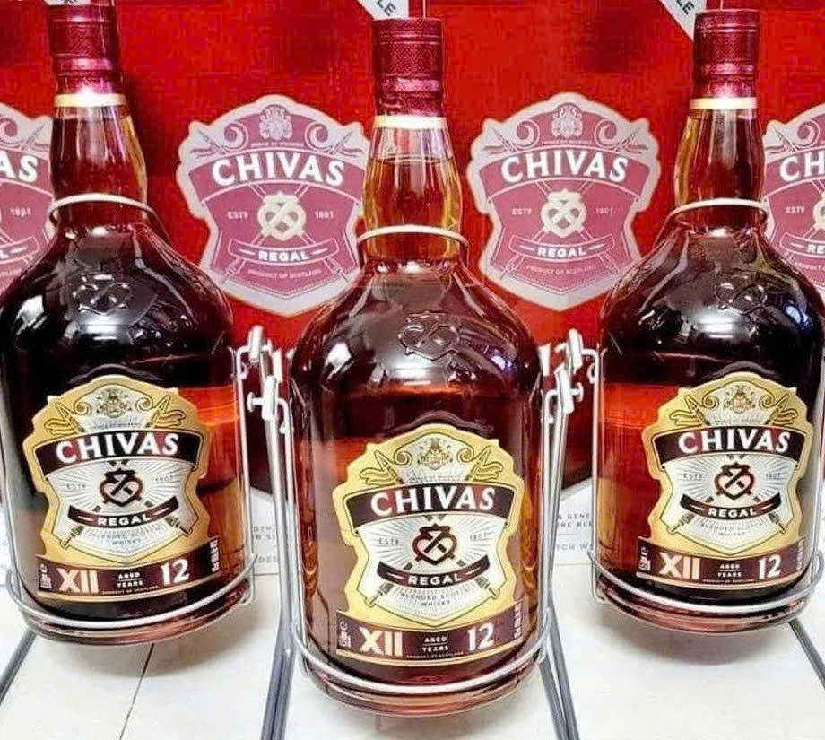 Bay mau ruou Chivas 12 Nam 4.5 lit mau moi