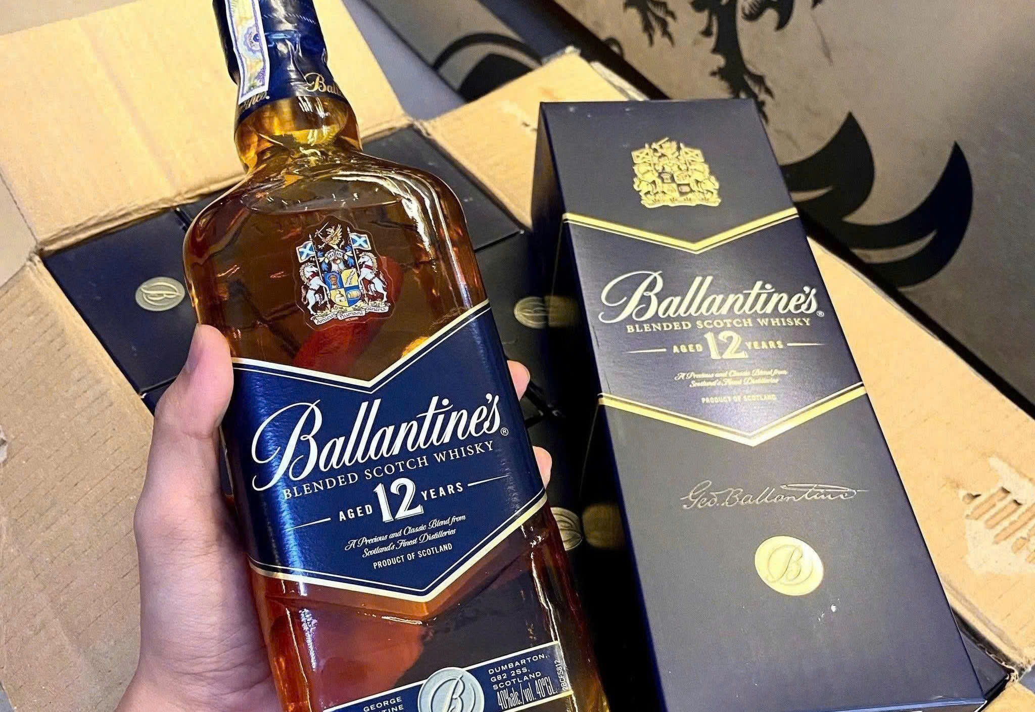 Bay mau ruou ballantines 12 nam 700 ml