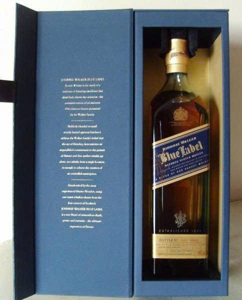 Blue Label khi mo hop giay