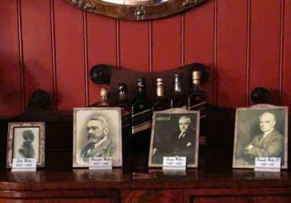 Cac the he gia dinh Johnnie walker 4