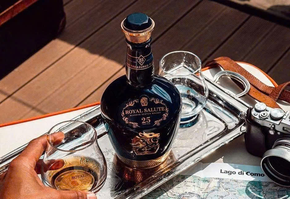 Cach thuong thuc Royal Salute 25 dung chuan vi