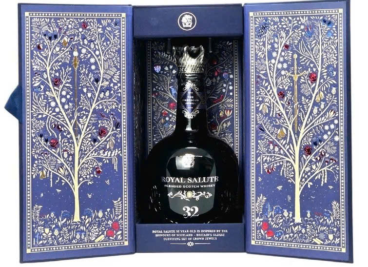 Chivas 32 Duty Free khi mo hop