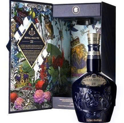 Chivas 21 Royal Salute 21 YO khi mo hop