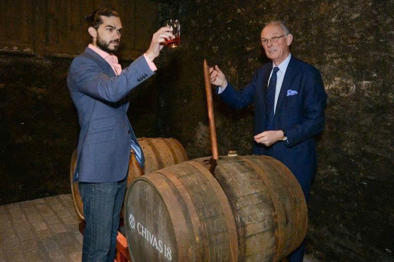 Colin Scott kiem tra chat luong ruou chivas