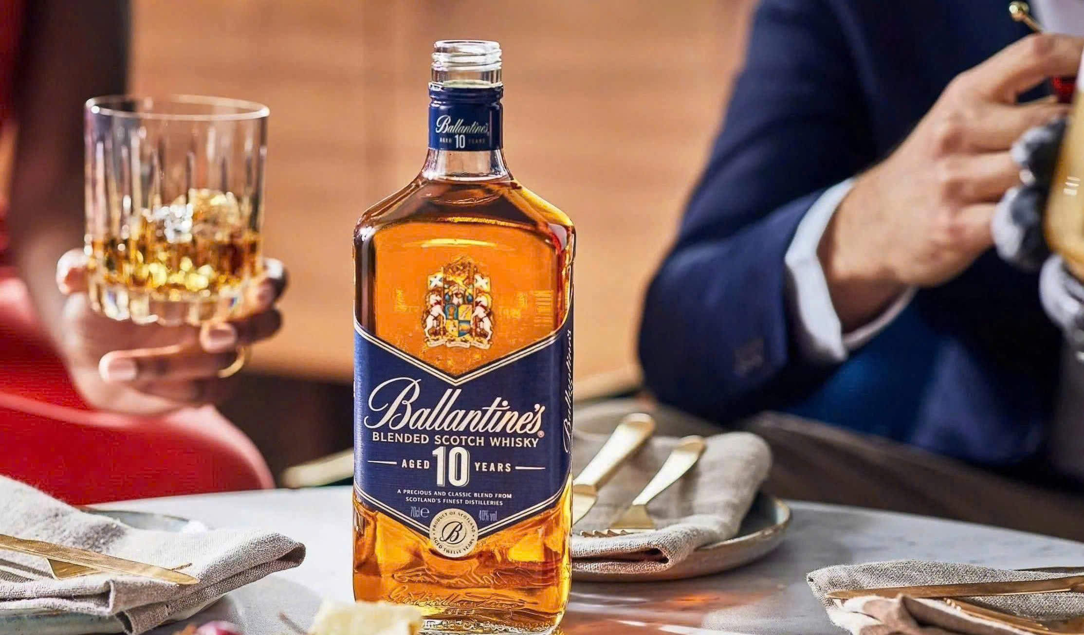 Dung dieu voi Ballantines 10 700 ml
