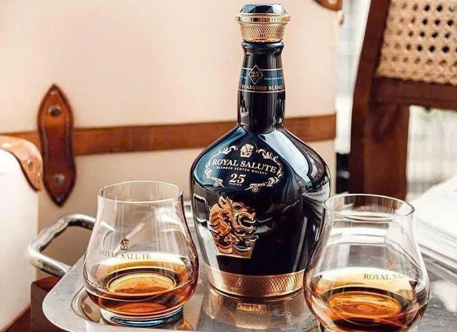 Dung dieu vơi Royal Salute 25 YO Chivas 25 YO