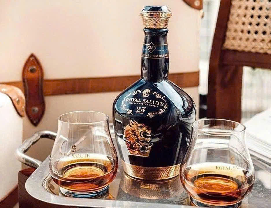 Dung dieu vơi Royal Salute 25 chai su