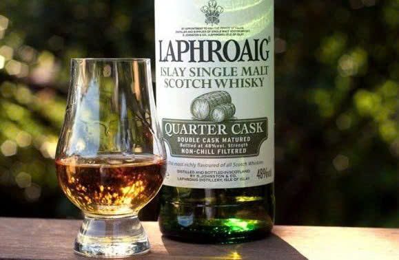 Mot cach thuong thuc Laphroaig Quarter Cask