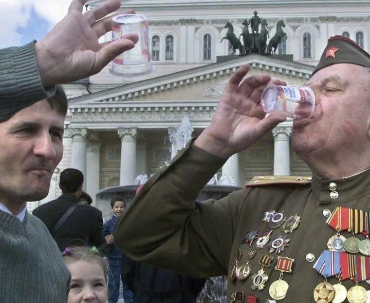 Nguoi Nga thuong thuc ruou vodka nga