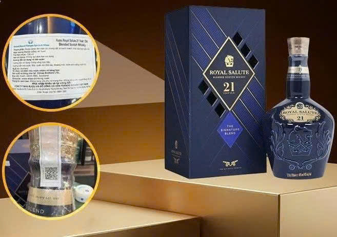 Nhan biet Royal Salute 21 Chivas 21 YO