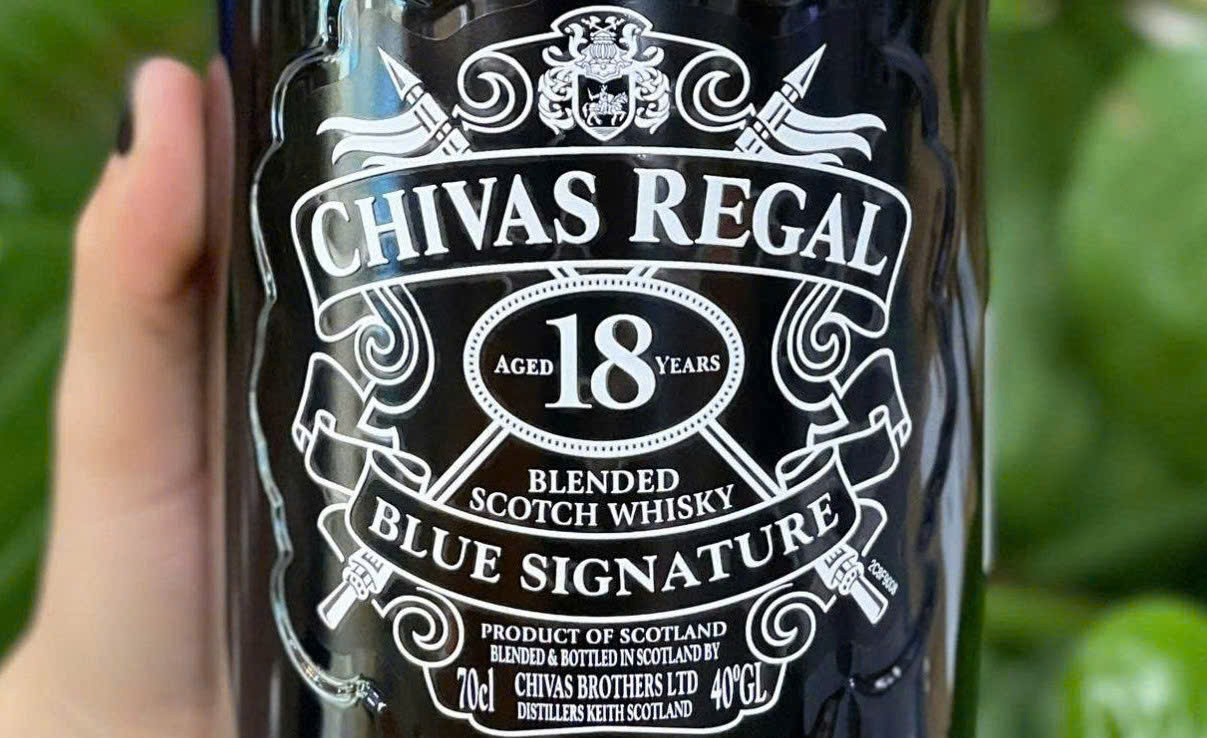Nhan hieu Chivas 18 Blue Signature