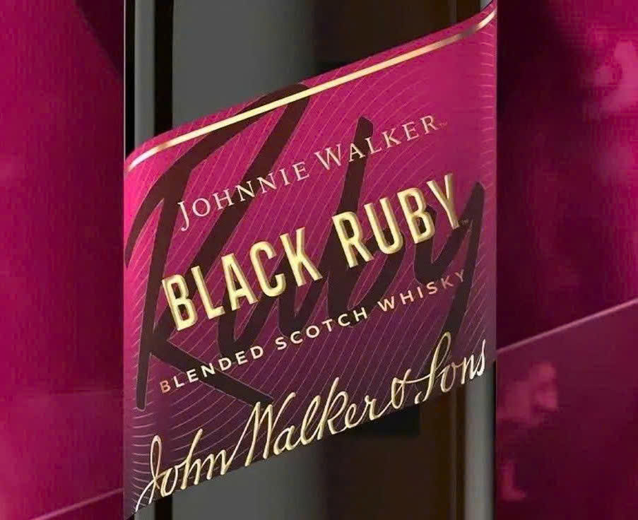 Nhan hieu Johnnie Walker Black Rubi moi