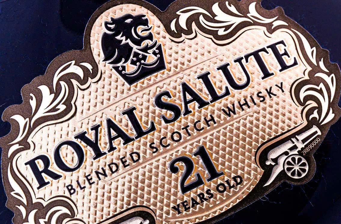 Nhan hieu royal salute 21 hay chivas 21