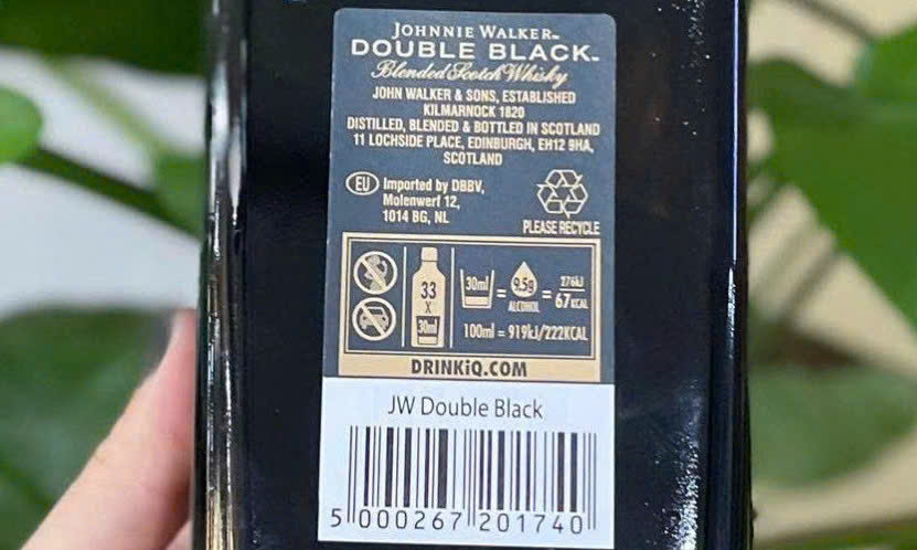 Nhan sau chai Double Black cua Diageo.VN