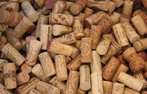 Nut bac cua chai vang