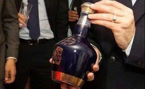 Ra mat Royal Salute 25 hay Chivas 25 YO