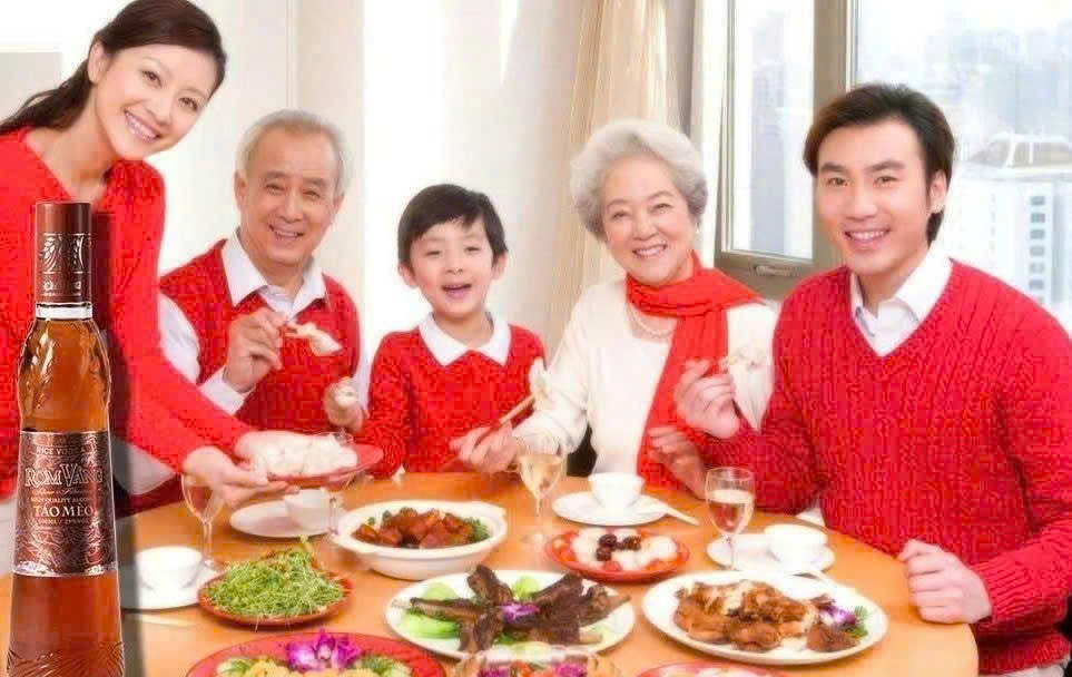 Ruou tao meo rom vang 50 cl va mon an viet nam