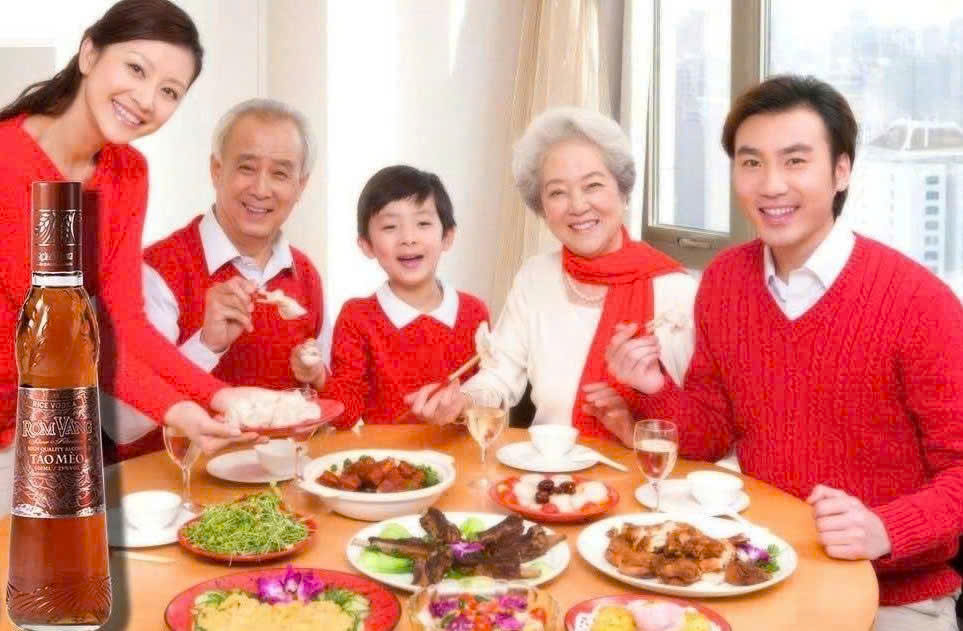 Ruou tao meo rom vang 500ml va mon an viet nam