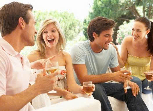 Ruou vang chile duoc su dung voi ban be