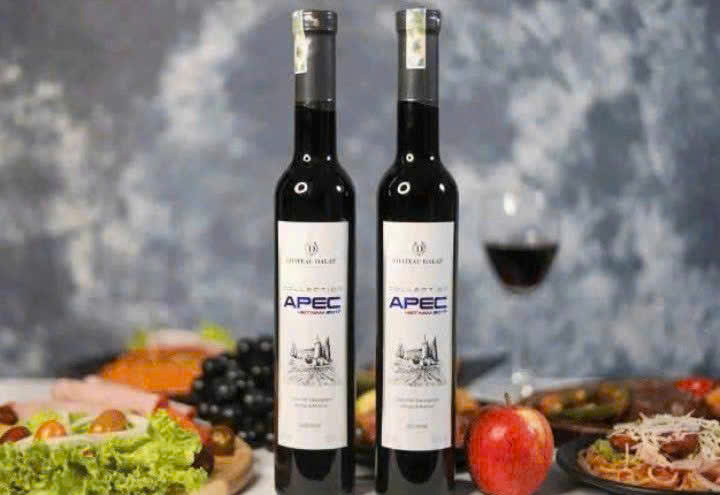 Thuong thuc Chateau Dalat Apec 375ml voi mon an la thit do