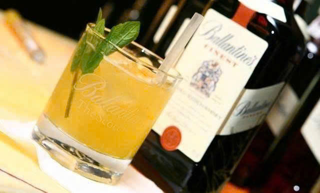 Thuong thuc ballantines Finest 3 lit gia re