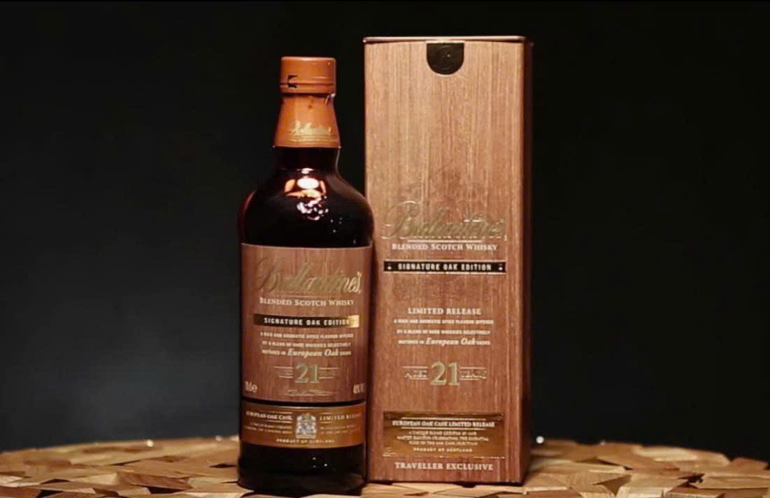 Trung bay Ballantines 21 Signature Oak
