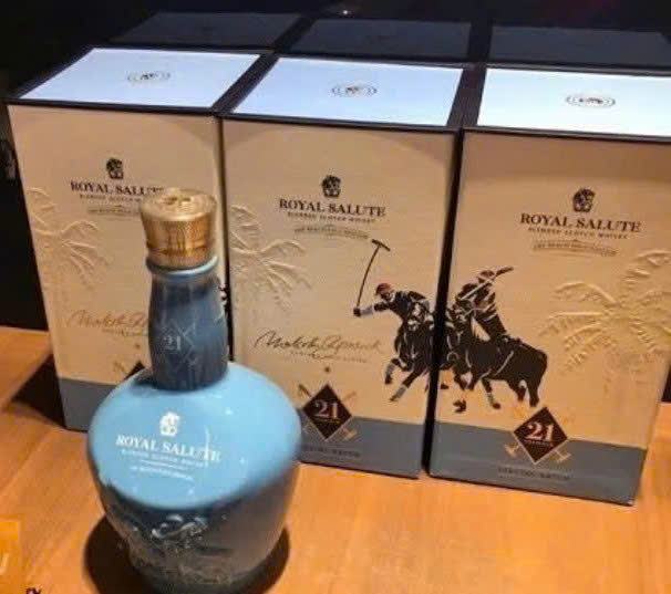 Trung bay Chivas 21 Polo Edition 700ml