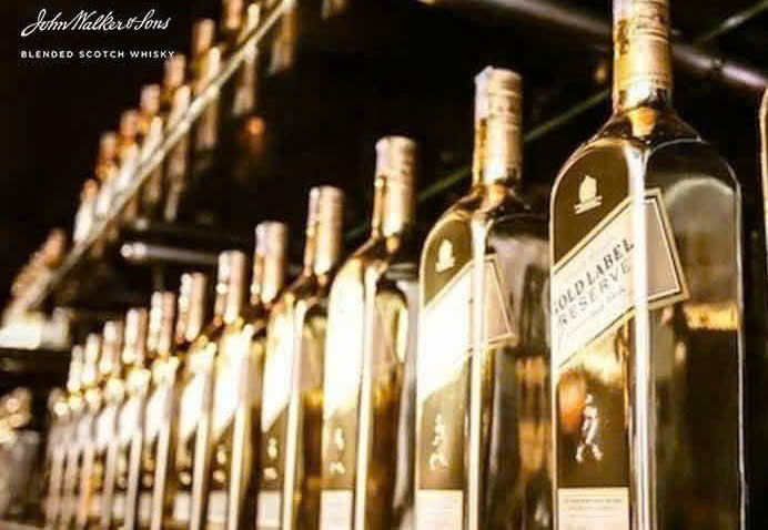 Trung bay johnnie walker gold label reserve limited