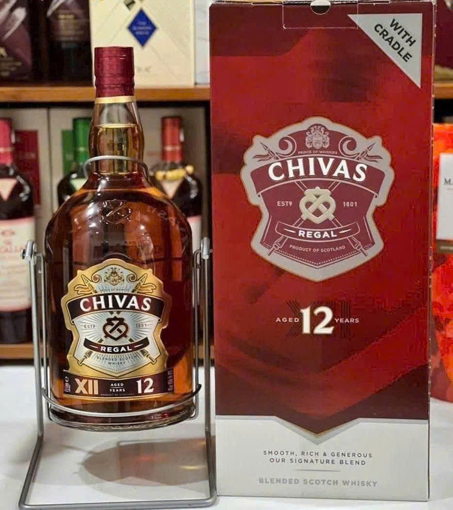 Trung bay mau Ruou Chivas 12 4.5 lit gia re