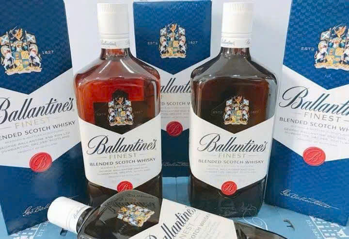Trung bay mau ruou Ballantines 1 lit