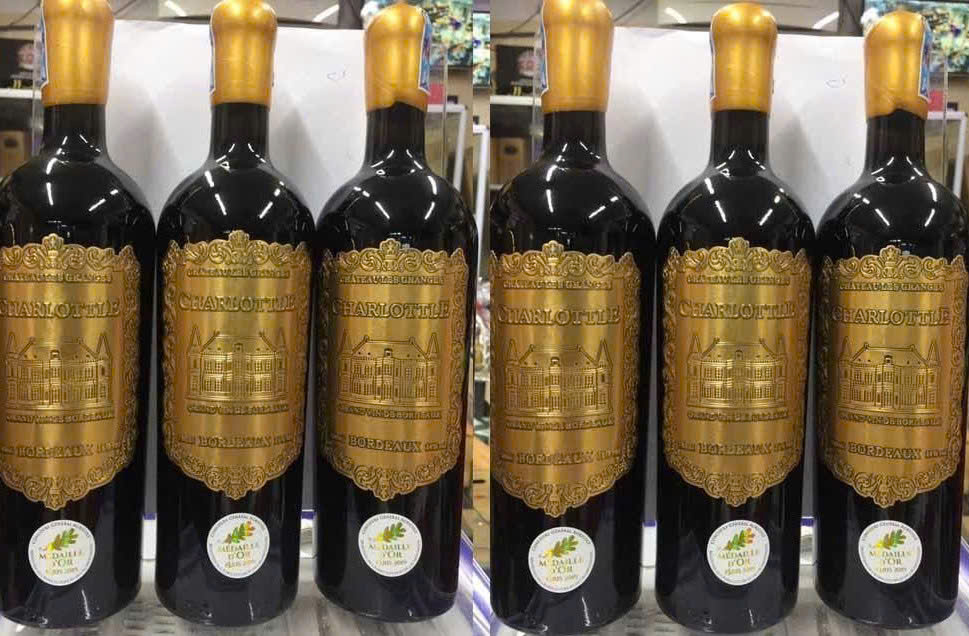 Trưng bày vang phap charlottle bordeaux gia re