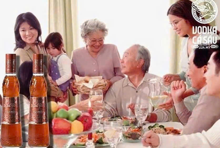 gia dinh voi ruou rom vang tao meo 50cl