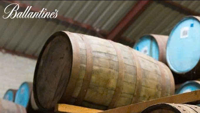 qua trinh truong thanh ballantines Finest trong thung go soi