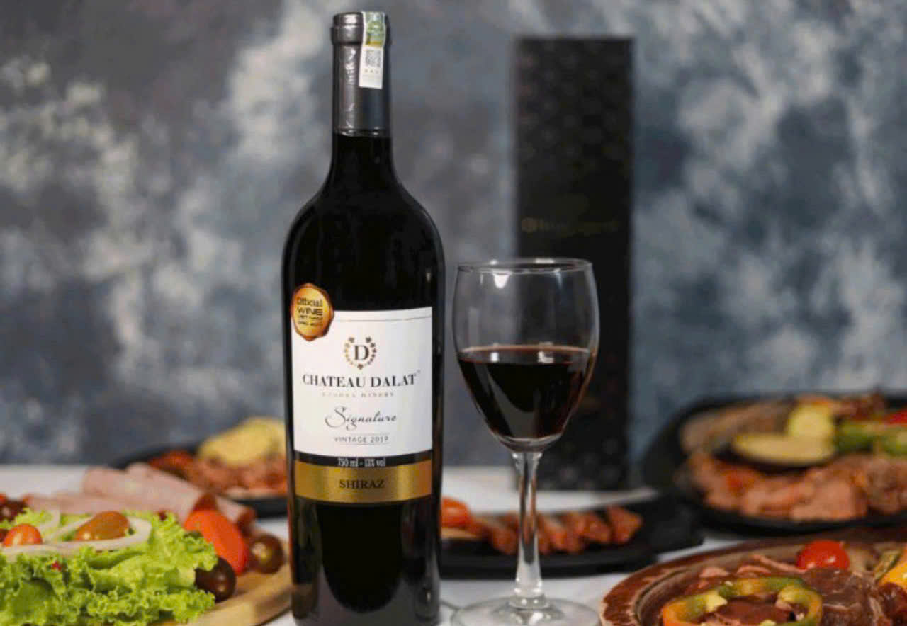 thuong thuc Chateau dalat signature Shiraz 750ml voi mon an la thit do